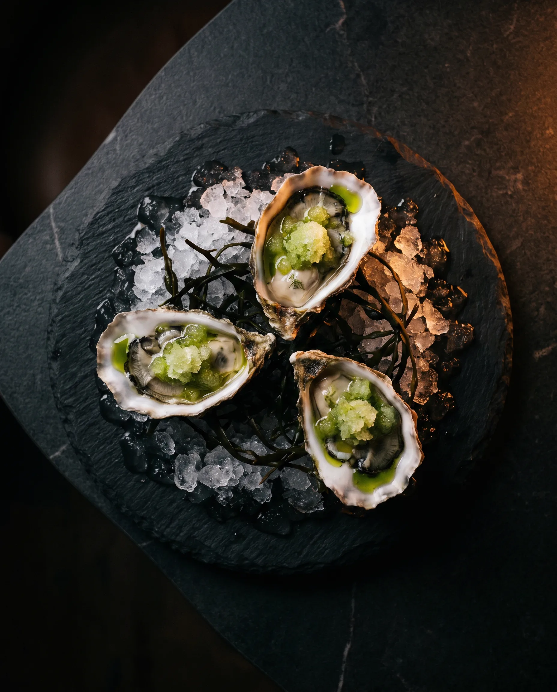 Huîtres de Mesquer au granité de concombre, algue kombu