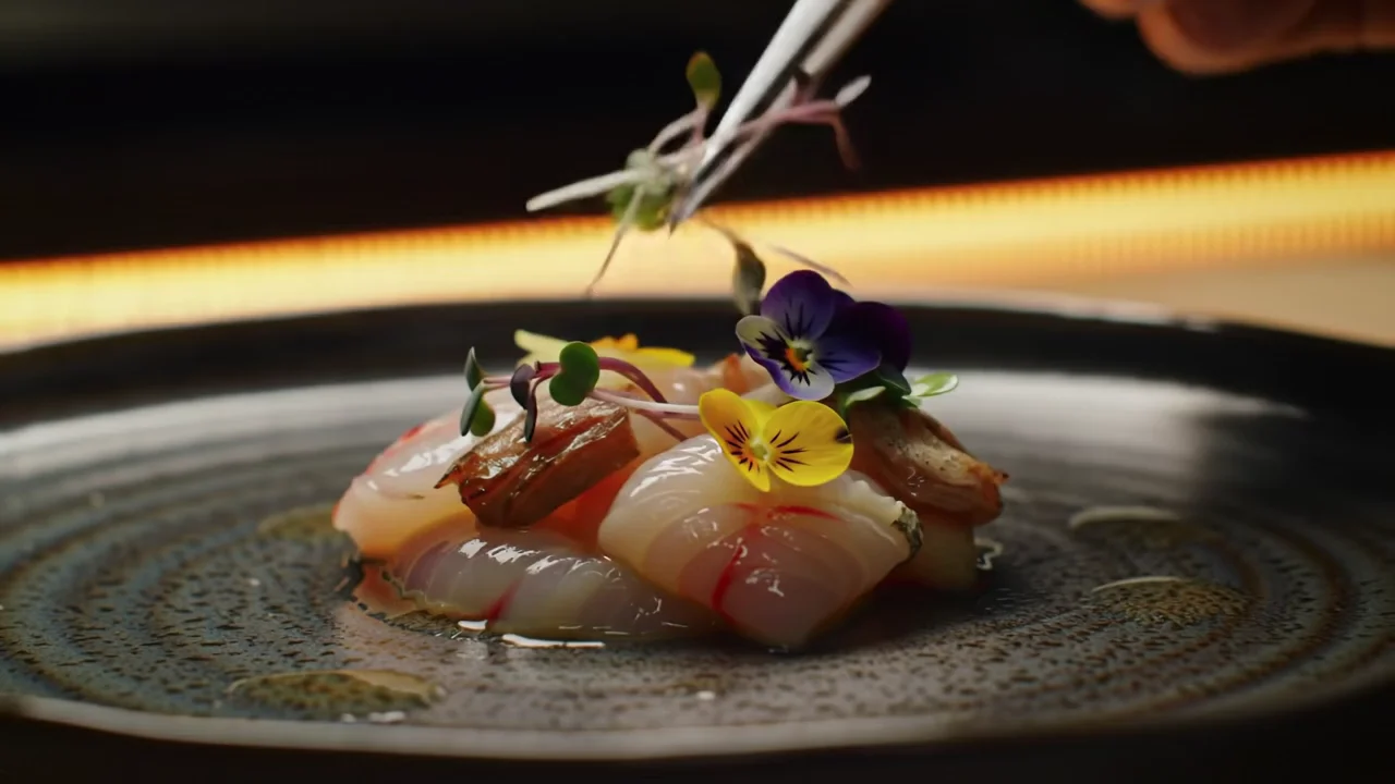 Dressage minute d'un plat en cuisine avec fleurs comestibles